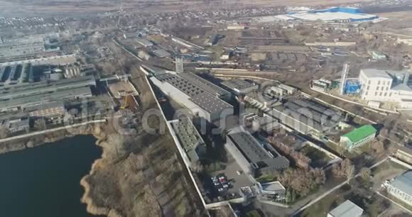 许多工厂紧挨在一起大型工业区视频的预览图