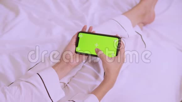 顶景女性在家使用触摸屏设备视频的预览图