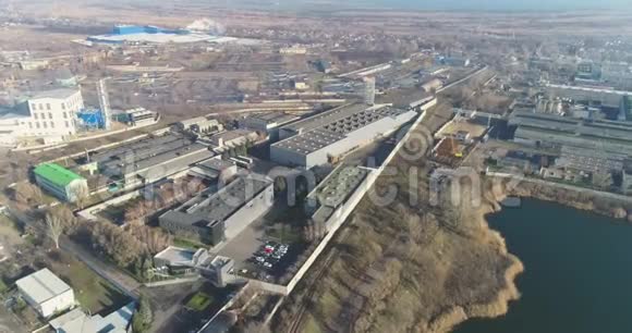 大型工业综合体俯视图现代化工厂临湖无人驾驶飞机观景图视频的预览图