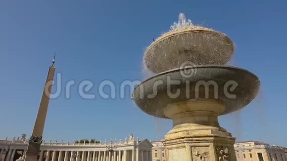 圣彼得广场喷泉靠近意大利罗马圣彼得广场喷泉慢动作视频的预览图