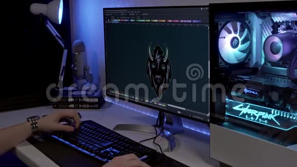 一个人在笔记本电脑上工作看着他的手表标识发展视频的预览图