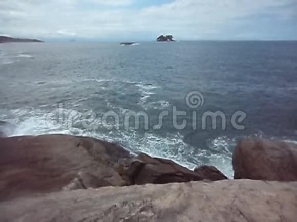 巴西圣保罗瓜鲁加岩石海浪视频的预览图