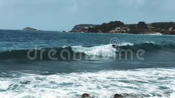 一个冲浪者骑马在蓝色海浪上旋转撞到其他冲浪者冲浪的海洋生活方式慢慢视频的预览图