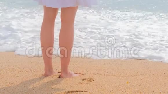海滩旅行穿白色裙子的女人在沙滩上视频的预览图