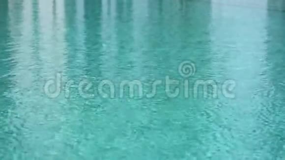 游泳池里的蓝色水水中的小涟漪视频的预览图