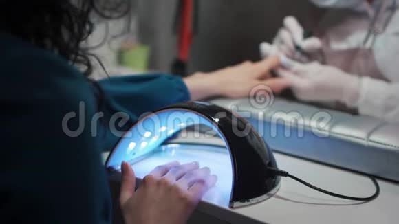 手工艺人用刷子和工具做指甲抛光视频的预览图