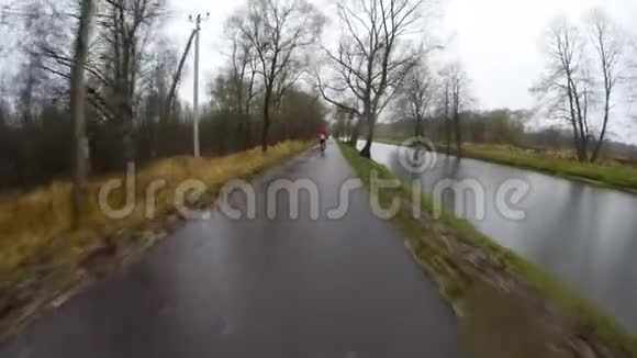 沿林区和河流铺设自行车道视频的预览图