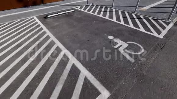 在购物中心或商场附近沥青停车场分隔残疾标志视频的预览图
