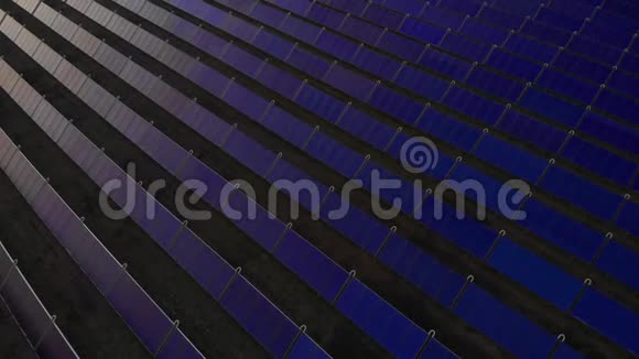 早上可透过各种颜色的大型太阳能电池板进行空中观景视频的预览图