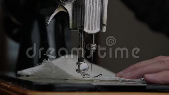 裁缝在缝纫机和针线上做运动视频的预览图