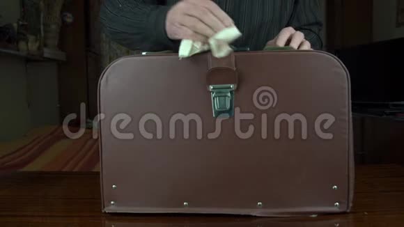 男人打开皮箱擦拭古董缝纫机视频的预览图