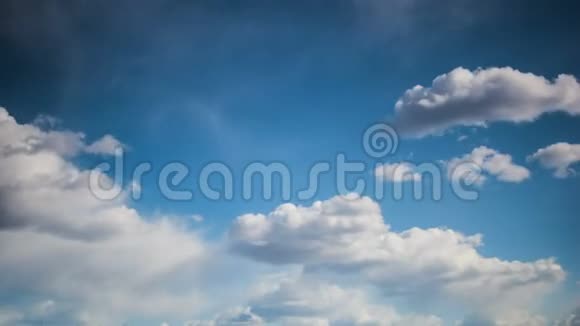 时光流逝滚滚的云云穿过灿烂的蓝天积云形成对抗深蓝色的天空视频的预览图
