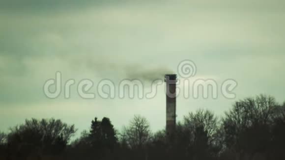发电厂烟囱空气污染概念时间流逝视频的预览图