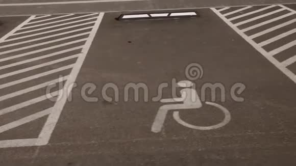 在购物中心或商场附近的沥青停车场上可以快速看到分开的残疾标志视频的预览图