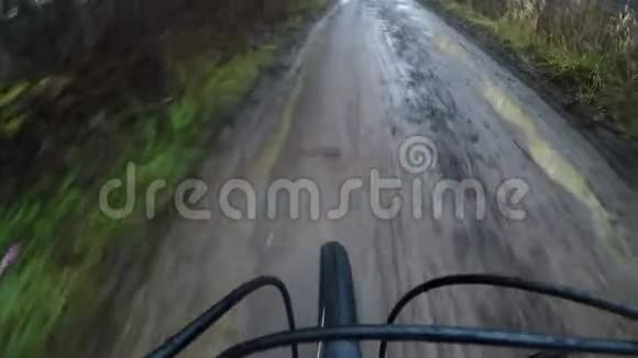 道路上的水坑和洞给骑自行车的人造成了障碍视频的预览图