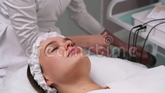 女人有机械的面部清洁清洁毛孔和皮肤的程序从缺陷程序视频的预览图
