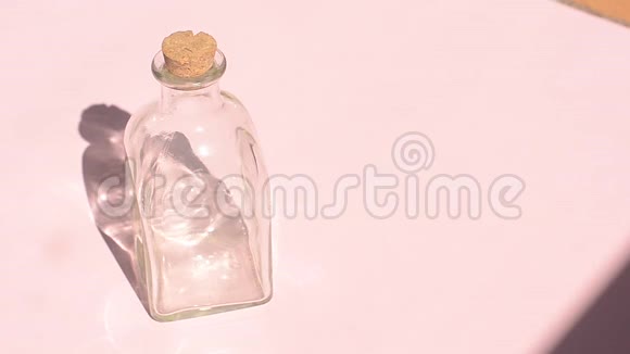 带阴影的粉红色背景玻璃瓶视频的预览图