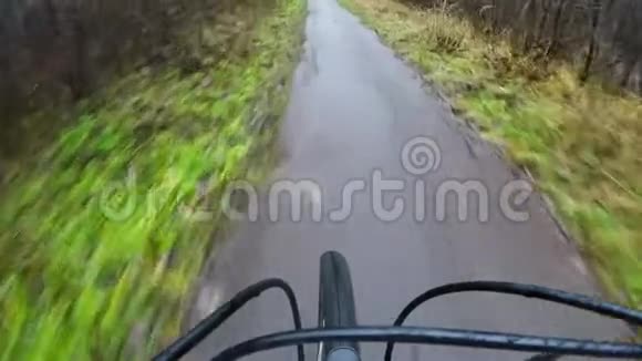 一个骑自行车的人骑着自行车沿着森林的小径视频的预览图