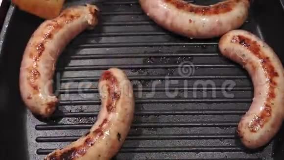 在烤盘上煮自制香肠猪肉香肠在烧烤架上炖金属烤架视频的预览图