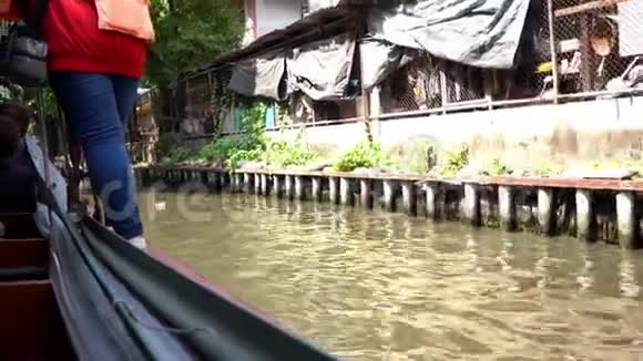 乘船前往曼谷河航道视频的预览图