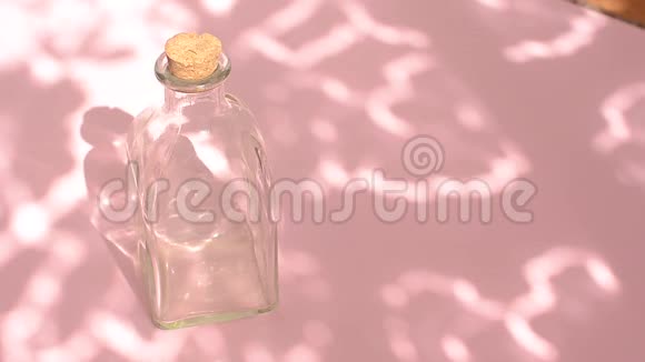 带阴影的粉红色背景玻璃瓶视频的预览图