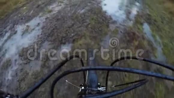 骑自行车的人经过一段污染严重的道路视频的预览图