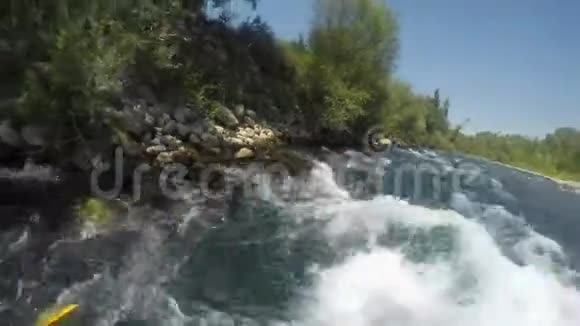 这条山河的水流使船绕了一圈在多石的岸边冲了上去视频的预览图