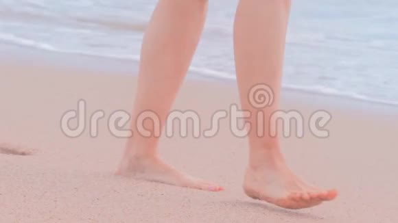 在沙滩上散步的女人女性脚的特写视频的预览图