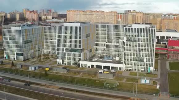 沿莫斯科俄罗斯主要传染病医院行进的救护车Komunarka视频的预览图
