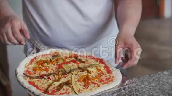 意大利厨师准备真正的意大利披萨准备一个素食披萨与蔬菜和帕尔马干酪实际视频的预览图