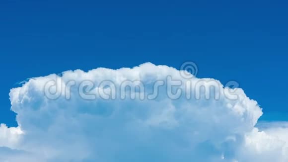 午后白云在蓝天上移动的时光流逝视频视频的预览图