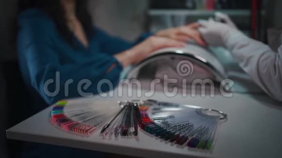 美甲艺术家用彩色颜料制作指甲油视频的预览图