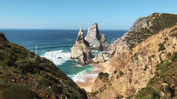 地中海岩石海岸全景海洋中两块巨大岩石的美丽替罪羊慢动作概念视频的预览图