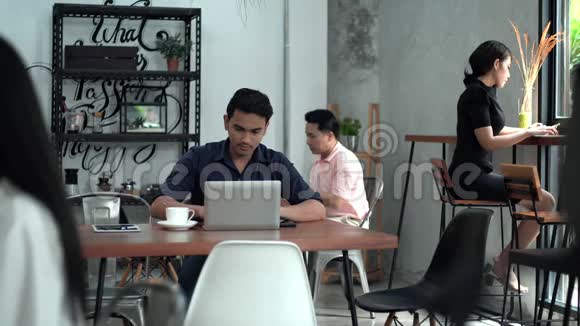 三个年轻的创业同事在咖啡馆开会视频的预览图