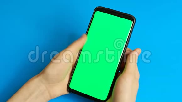 使用绿色屏幕的智能手机手滚动页面点击触摸屏上面的风景铬键视频的预览图