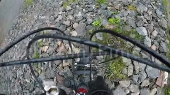 一个运动员在河边的石坡上滚动自行车视频的预览图