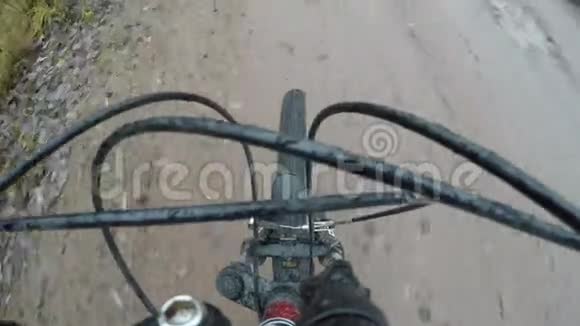 自行车的车架和刹车电缆在雨滴中视频的预览图