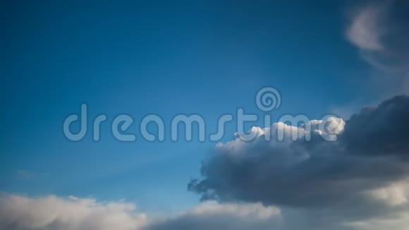 时光流逝滚滚的云云穿过灿烂的蓝天积云形成对抗深蓝色的天空视频的预览图