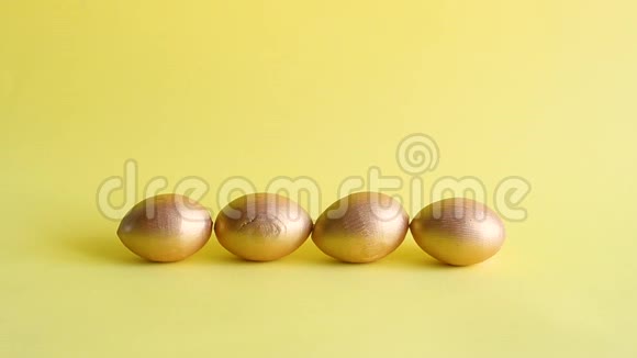 复活节黄金装饰彩蛋黄色背景视频的预览图