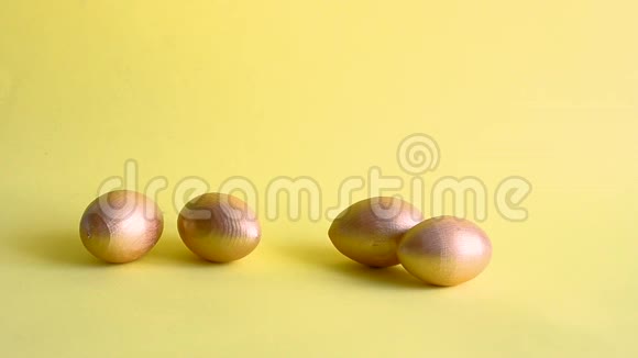 复活节黄金装饰彩蛋黄色背景视频的预览图
