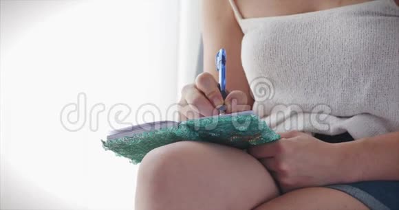 女生在家学习的手记录学习作业思路用钢笔写在纸上写作视频的预览图
