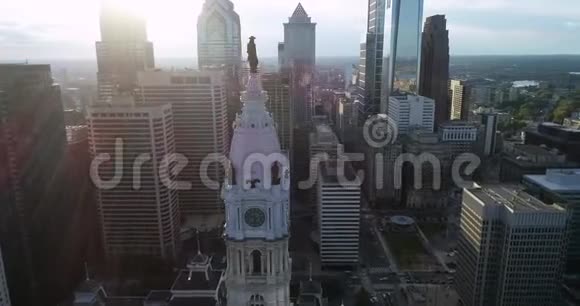 费城市政厅塔上威廉潘的雕像美丽的城市景观商业区和市中心阳光视频的预览图