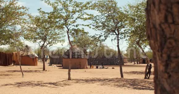 一个村庄的Hamba人有真正的棚屋和步行4k视频的预览图