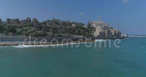 特拉维夫贾法空中无人机镜头飞往贾法圣彼得教堂前往特拉维夫海滩和天际线视频的预览图