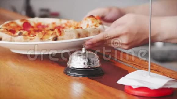 意大利厨师准备真正的意大利披萨把成品披萨放在盘子里按下信号披萨准备好了视频的预览图