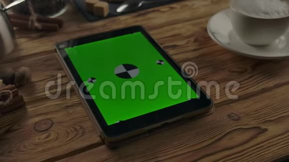 垂直绿色屏幕数字垫在木桌上靠近咖啡杯在木桌上视频的预览图