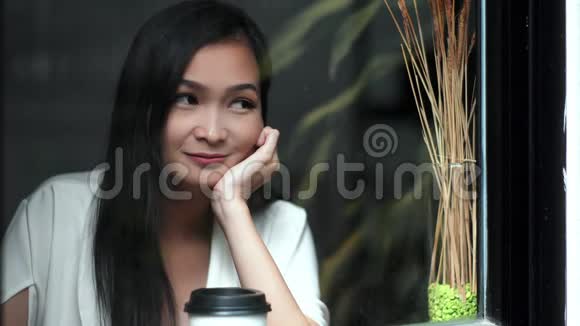 快乐的年轻美女在咖啡店喝饮料视频的预览图