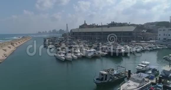 从码头海湾上方的空中俯瞰船和游艇停泊或停泊地中海旅游与Tel拍摄视频的预览图