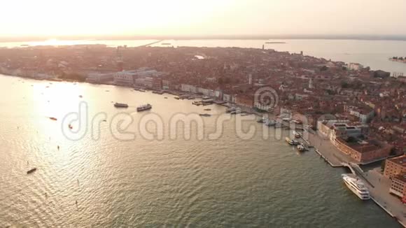 威尼斯船船海海滨城市视频的预览图