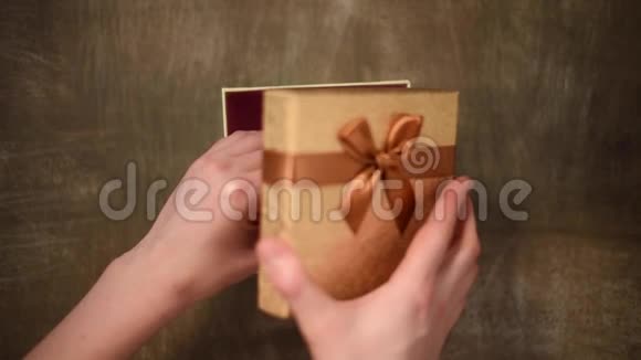 女人手准备礼物惊喜和包装礼盒礼品包装上景圣诞节和新年的概念视频的预览图